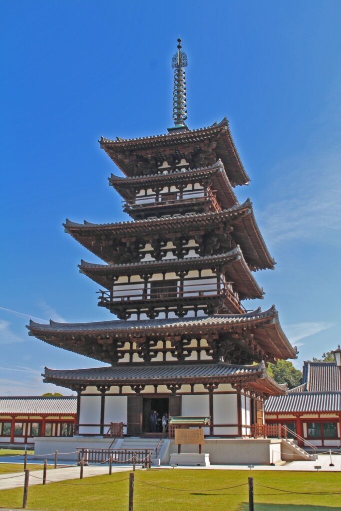 奈良市にある薬師寺の国宝、東塔の大規模な修繕工事後を見てきました。